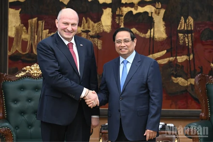 Thủ tướng Phạm Minh Chính và Bộ trưởng Bộ Tình trạng khẩn cấp Liên bang Nga Aleksandr Kurenkov. 