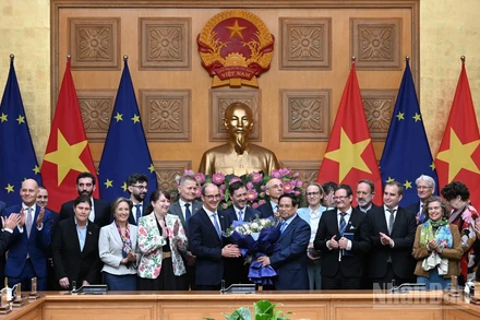 Thủ tướng Phạm Minh Chính với đại diện Phái đoàn Liên minh châu Âu tại Việt Nam và Đại sứ các nước thành viên EU tại Việt Nam.