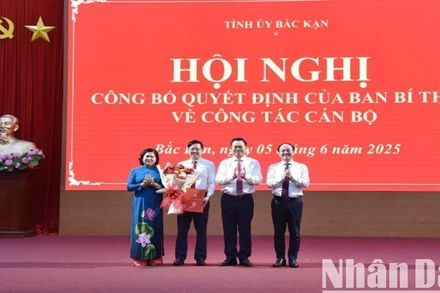 Thường trực Tỉnh ủy Bắc Kạn tặng hoa chúc mừng Tân Phó Bí thư Tỉnh ủy Đinh Quang Tuyên. (Ảnh: TUẤN SƠN)