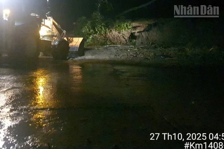 Lực lượng chức năng xuyên đêm khắc phục hậu quả mưa lũ lớn để thông đường và điều phối giao thông an toàn.