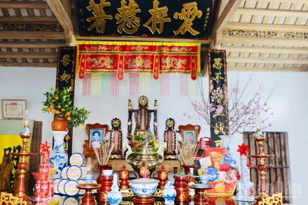 Ban thờ gia tiên ngày Tết của một gia đình ở làng ven đô Hà Nội.