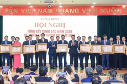 Phó Thủ tướng Trần Hồng Hà và Bộ trưởng Trần Hồng Minh trao Bằng khen của Thủ tướng Chính phủ tặng các tập thể, cá nhân tại hội nghị Tổng kết công tác năm 2025 và triển khai nhiệm vụ năm 2026 của Bộ Xây dựng.