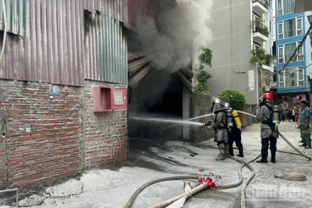 Cảnh sát Phòng cháy chữa cháy thực hiện nhiệm vụ dập tắt đám cháy tại 1 kho xưởng trên địa bàn Hà Nội.