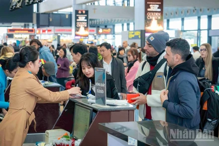 Hành khách làm thủ tục check-in tại nhà ga hàng không.
