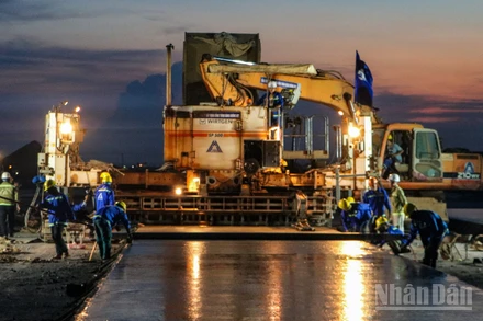 Công trường thi công đường lăn sân bay thuộc Cảng hàng không quốc tế Long Thành.