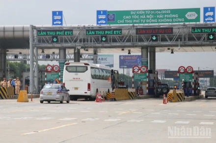 Trạm thu phí không dừng trên cao tốc Hà Nội-Hải Phòng.