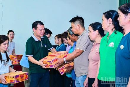 Công đoàn Báo Nhân Dân trao quà cho các hộ gia đình bị thiệt hại do thiên tai.