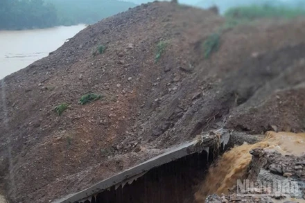 Sạt lở ta-luy âm trên Quốc lộ 14E đoạn qua sông Trà.