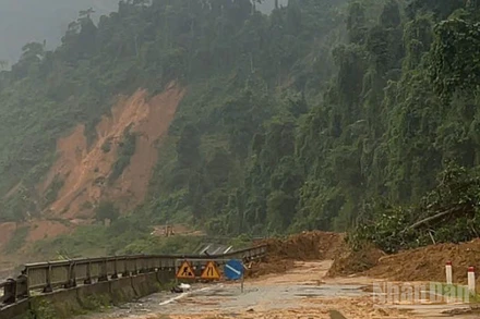 Đường Hồ Chí Minh qua thành phố Đà Nẵng tiếp tục sạt lở nặng do ảnh hưởng mưa lớn kéo dài: đoạn Km1354+100-Km1354+550.