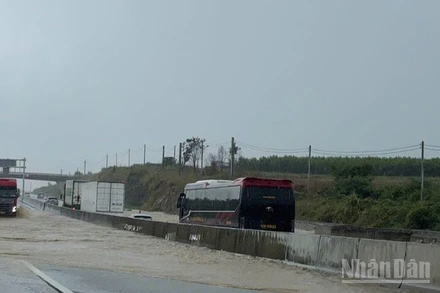 Ngày 4/12, do mưa lớn kéo dài, kèm theo xả lũ của thuỷ điện Đại Ninh, nước từ Sông Luỹ dâng cao, làm ngập tràn qua đường đoạn từ Km1658+100-Km1658+750, Quốc lộ 1 thuộc xã Lương Sơn, tỉnh Lâm Đồng, chiều sâu tràn Quốc lộ 1 khoảng 1m.