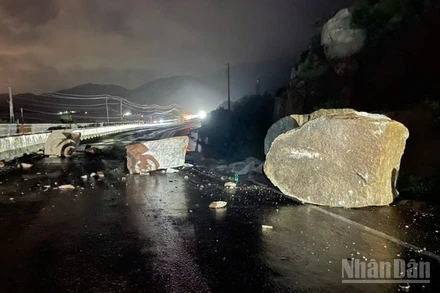 Đá từ sườn núi Khánh Hòa (tỉnh Lâm Đồng) sạt lở xuống đường Quốc lộ tối 19/11.
