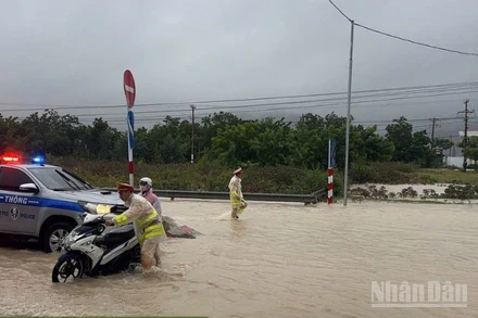 Lực lượng Cảnh sát giao tại Khánh Hòa hỗ trợ người tham gia giao thông trên tuyến Quốc lộ 1.