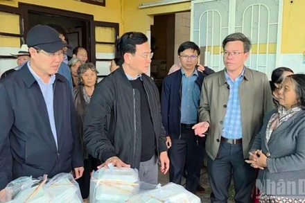 Chủ tịch Ủy ban nhân dân tỉnh Lâm Đồng Hồ Văn Mười (thứ hai, bên trái) đến thăm, động viên người dân đang sơ tán tránh lũ tại xã D'Ran.