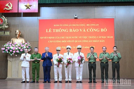 Phó Thủ tướng Thường trực Nguyễn Hòa Bình và Bộ trưởng Lương Tam Quang cùng các đồng chí Thứ trưởng Bộ Công an chúc mừng 3 đồng chí Thứ trưởng Bộ Công an: Thứ trưởng Lê Tấn Tới, Thứ trưởng Lê Văn Tuyến và Thứ trưởng Nguyễn Văn Long được Chủ tịch nước trao Quyết định thăng cấp bậc hàm từ Trung tướng lên Thượng tướng.