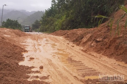 Các điểm bị tắc dù đã được thông đường nhưng nguy cơ tái sạt lở còn rất lớn.
