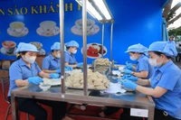 Sơ chế tổ yến đảo thiên nhiên Khánh Hòa tại Lễ hội. (Ảnh: PHONG NGUYÊN) 