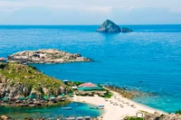 Đảo yến Hòn Nội và Hòn Ngoại do Công ty Yến sào Khánh Hòa quản lý, khai thác. (Ảnh: PHONG NGUYÊN) 