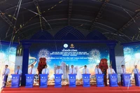 Thực hiện nghi thức khởi công dự án. (Ảnh: PHONG NGUYÊN) 