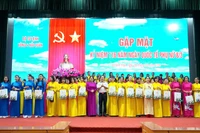 Thủ trưởng Bộ Tư lệnh vùng 4 Hải quân tặng quà, chúc mừng các Hội viên nhân ngày Quốc tế Phụ nữ. (Ảnh: CTV)