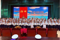 Cán bộ, chiến sĩ Lữ đoàn 162 chụp ảnh lưu niệm. (Ảnh: Cộng tác viên)