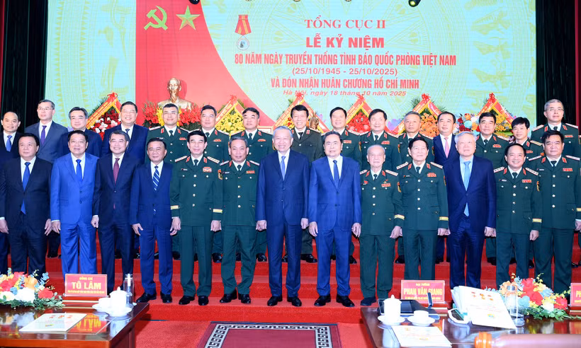 Tổng Bí thư Tô Lâm với lãnh đạo Bộ Quốc phòng và Tổng cục II. (Ảnh: ĐĂNG KHOA)