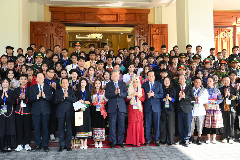 Tổng B&iacute; thư T&ocirc; L&acirc;m với đại biểu v&agrave; học sinh, sinh vi&ecirc;n, thanh ni&ecirc;n d&acirc;n tộc thiểu số xuất sắc, ti&ecirc;u biểu. (Ảnh: Đăng Khoa)