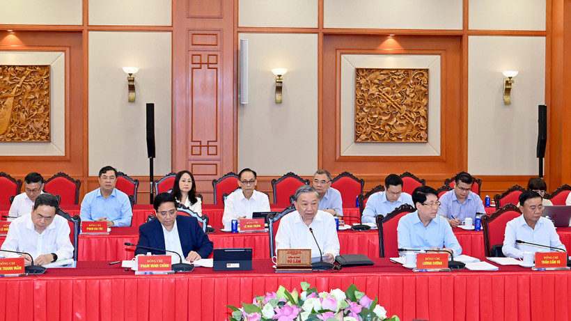 Tổng Bí thư Tô Lâm và các đồng chí lãnh đạo Đảng, Nhà nước làm việc với Ban Thường vụ Thành ủy Thành phố Hồ Chí Minh. (Ảnh: ĐĂNG KHOA)