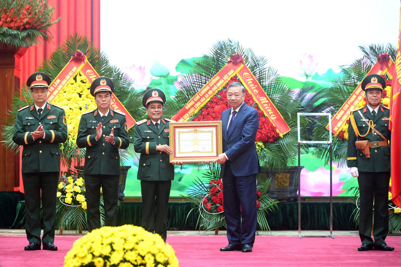 Tổng Bí thư Tô Lâm trao danh hiệu Anh hùng lực lượng vũ trang nhân dân tặng Tổng cục Hậu cần-Kỹ thuật (Bộ Quốc phòng). (Ảnh: ĐĂNG KHOA)