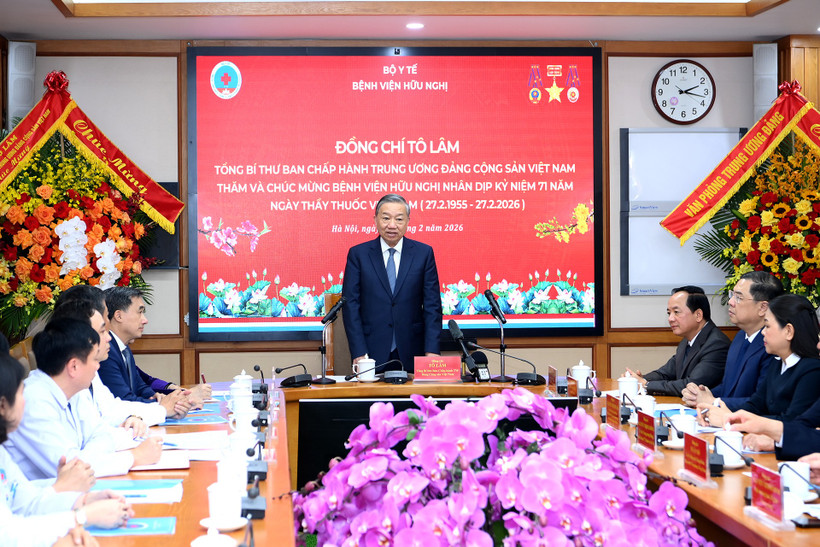 Tổng Bí thư Tô Lâm thăm, chúc mừng cán bộ, nhân viên y tế Bệnh viện Hữu Nghị, nhân dịp kỷ niệm 71 năm Ngày Thầy thuốc Việt Nam (27/2/1955-27/2/2026). (Ảnh: ĐĂNG KHOA)