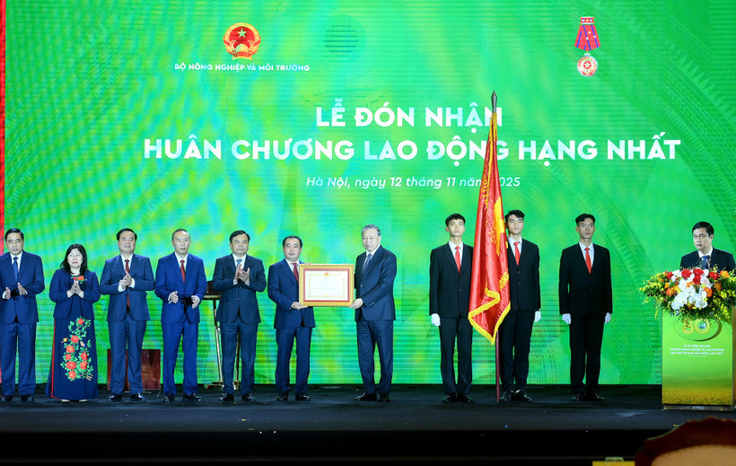 Báo Dân Xã Tổng Bí thư Tô Lâm trao Huân chương Lao động hạng Nhất tặng Bộ Nông nghiệp và Môi trường. (Ảnh: ĐĂNG KHOA)