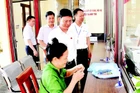 Đoàn khảo sát thị sát Trung tâm phục vụ hành chính công của xã Hòa Lạc. (Ảnh LÊ HẢI)