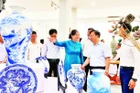 Sở Công thương Hà Nội trưng bày, giới thiệu các sản phẩm gốm sứ Bát Tràng.