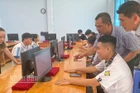Nhiều thí sinh phấn khởi với điểm thi của mình. 