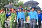 Cán bộ, chiến sĩ và thanh niên tình nguyện đưa hài cốt các Anh hùng liệt sĩ anh dũng hy sinh trên đất bạn Campuchia về nghĩa trang liệt sĩ Vĩnh Hưng - Tân Hưng an táng.