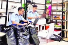 Lực lượng quản lý thị trường kiểm tra hàng hóa có dấu hiệu giả mạo tại điểm mua sắm Saigon Square (Quận 1) cuối tháng 5 vừa qua. (Ảnh CTV)