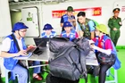 Các phóng viên tác nghiệp trên tàu KN290 trong chuyến công tác đến các vùng biển, đảo tây nam của Tổ quốc.