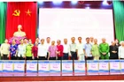 Lãnh đạo thị xã Kim Bảng tặng quà các gia đình được hỗ trợ nhà tại hội nghị công bố hoàn thành chương trình xóa nhà tạm, nhà dột nát.