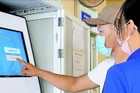 Người dân đặt lịch khám qua ki-ốt thông minh tại Bệnh viện đa khoa Ô Môn.