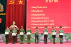 Giám đốc Công an thành phố Cần Thơ trao khen thưởng các tập thể, cá nhân có thành tích xuất sắc trong công tác.