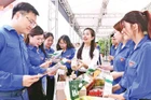 Các bạn trẻ hào hứng trải nghiệm đặc sản truyền thống của Hà Nội tại Ngày hội.