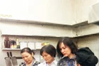 Đoàn thanh tra chuyên ngành an toàn thực phẩm kiểm tra tại một nhà hàng trên địa bàn quận Ba Đình.
