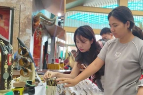 Nhiều sản phẩm thủ công mỹ nghệ từ các làng nghề truyền thống của Thủ đô được trưng bày tại không gian "Tinh hoa Thu Hà Nội".