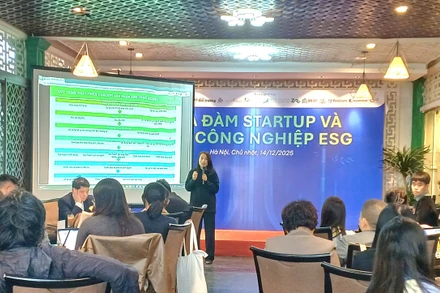 Diễn giả thuyết trình về khu công nghiệp ESG.