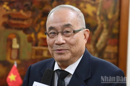 Thượng nghị sĩ Lae Dilokvidhyarat trả lời phỏng vấn phóng viên Báo Nhân Dân. (Ảnh: XUÂN SƠN)