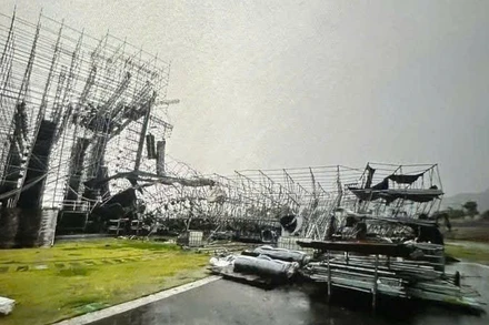 Cơn giông quật đổ một phần sân khấu ở Quảng Ninh 