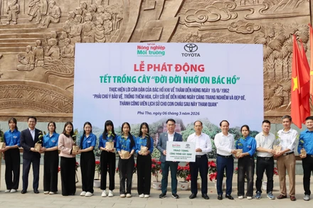 Đại biểu trao tượng trưng cây giống cho đại diện Ban quản lý Khu di tích.