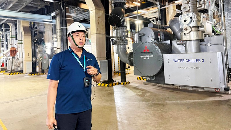Kỹ sư Tan De Hao giới thiệu hệ thống làm mát cho tòa Marina Bay Sands.