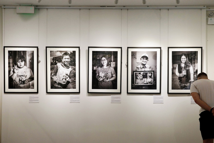 Một số tác phẩm của nhiếp ảnh gia Andy Soloman được trưng bày tại triển lãm Tiếp nối: Việt Nam.