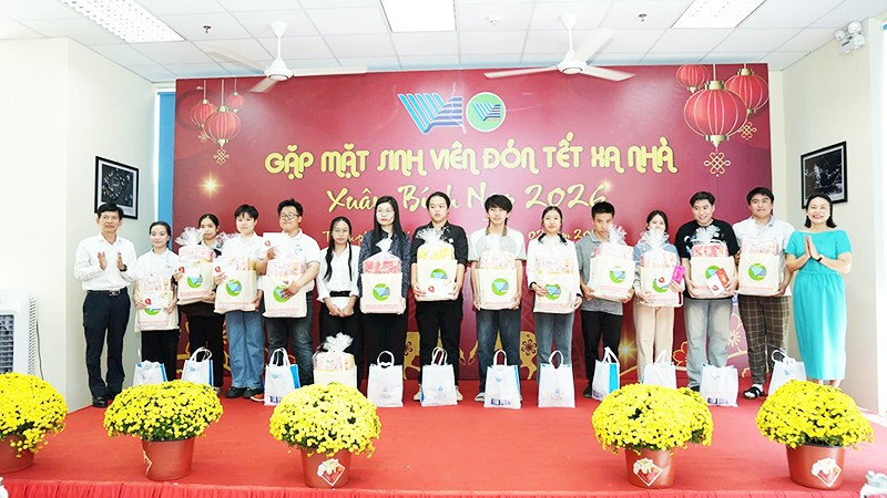 Gặp mặt sinh viên đón Tết xa nhà
