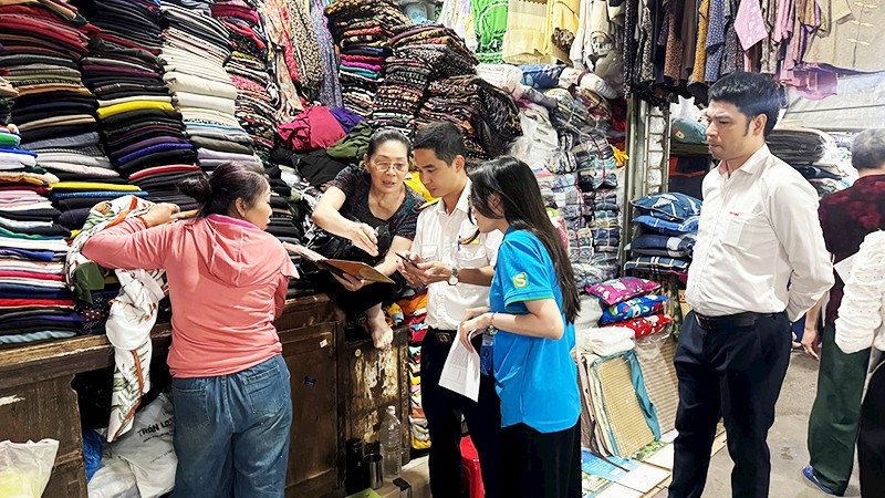 Doanh nghiệp cung cấp giải pháp công nghệ phối hợp với Thuế Hải Phòng trực tiếp xuống chợ hỗ trợ tiểu thương. Ảnh KỲ DUYÊN